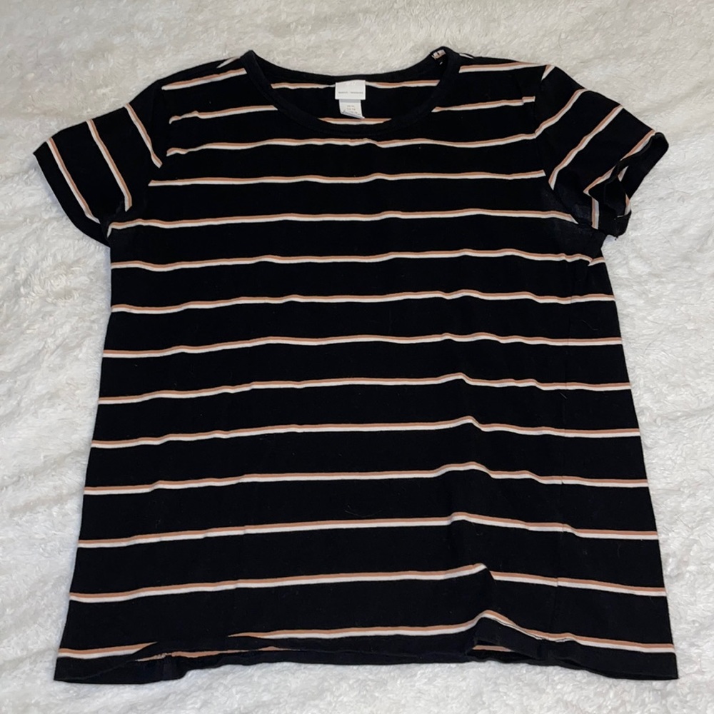 H&M short sleeve, size XL shirt. Gently used & looking for a new home.